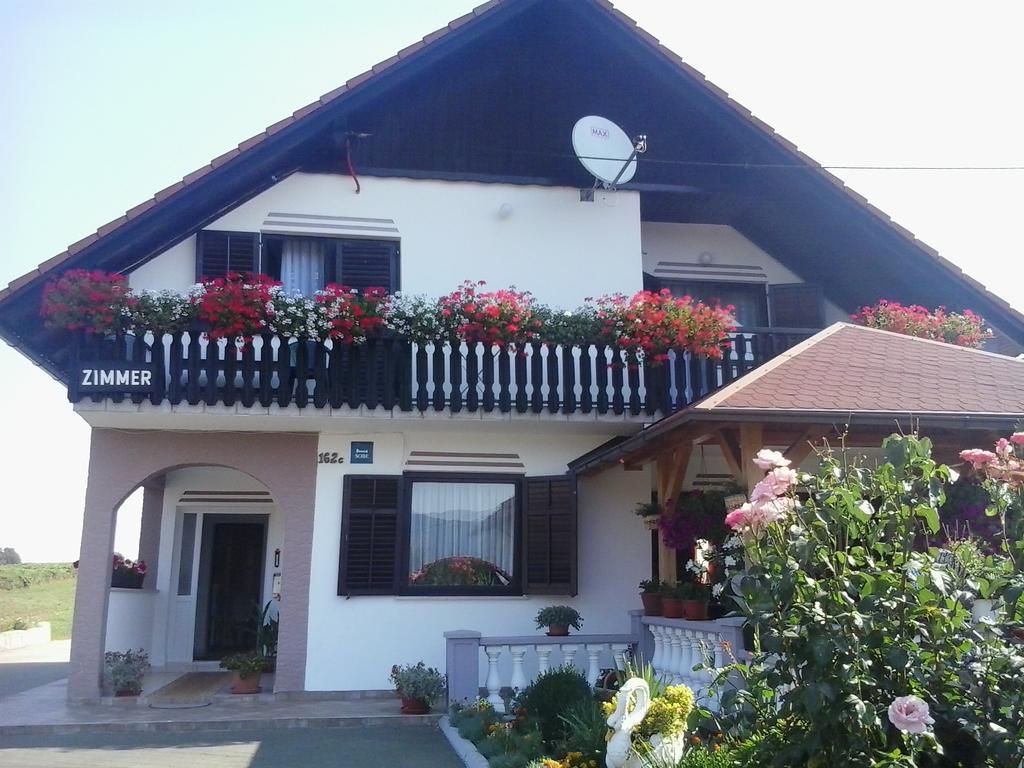 Guesthouse Tomas Catrnja Exterior photo