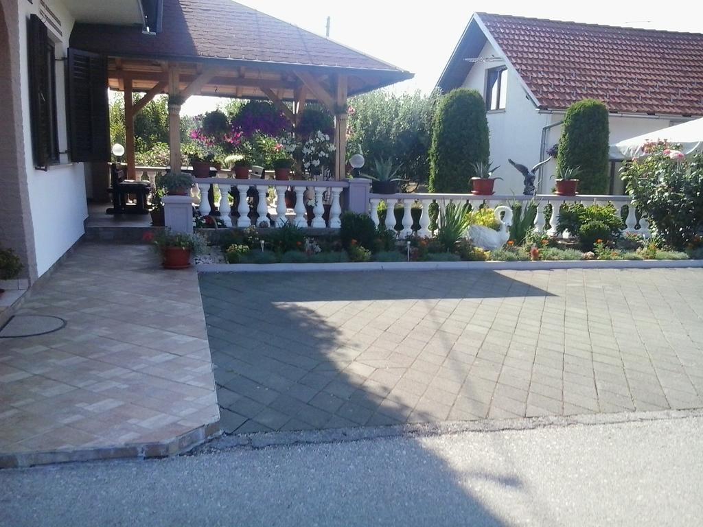Guesthouse Tomas Catrnja Exterior photo
