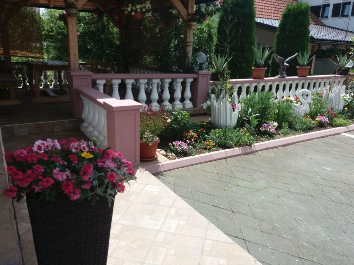 Guesthouse Tomas Catrnja Exterior photo