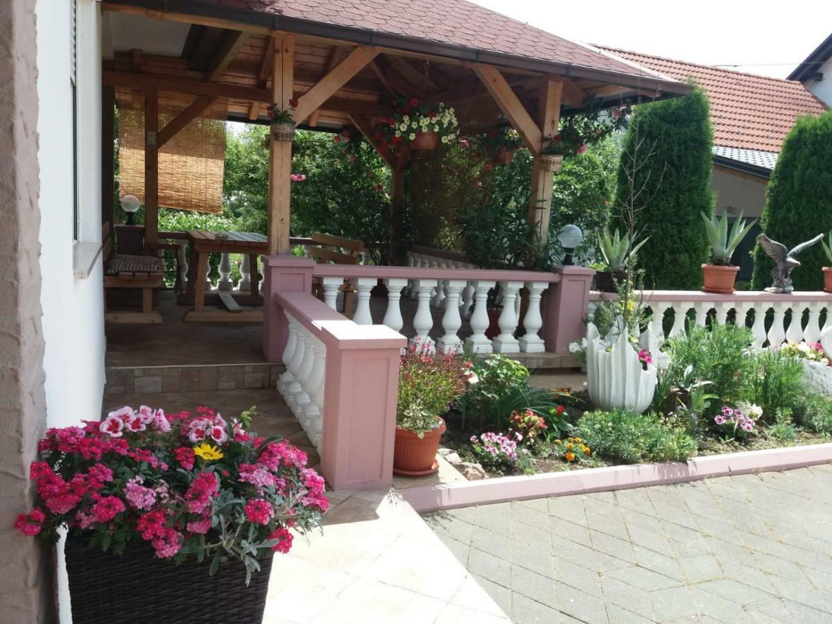 Guesthouse Tomas Catrnja Exterior photo